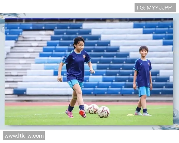 足球明星的女儿在绿茵场上的成长与梦想追逐之旅